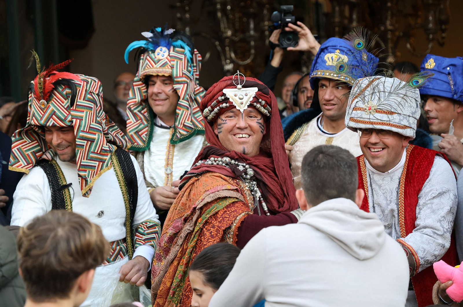 Imágenes del Heraldo Real anunciando la llegada de los Reyes Magos a Huelva