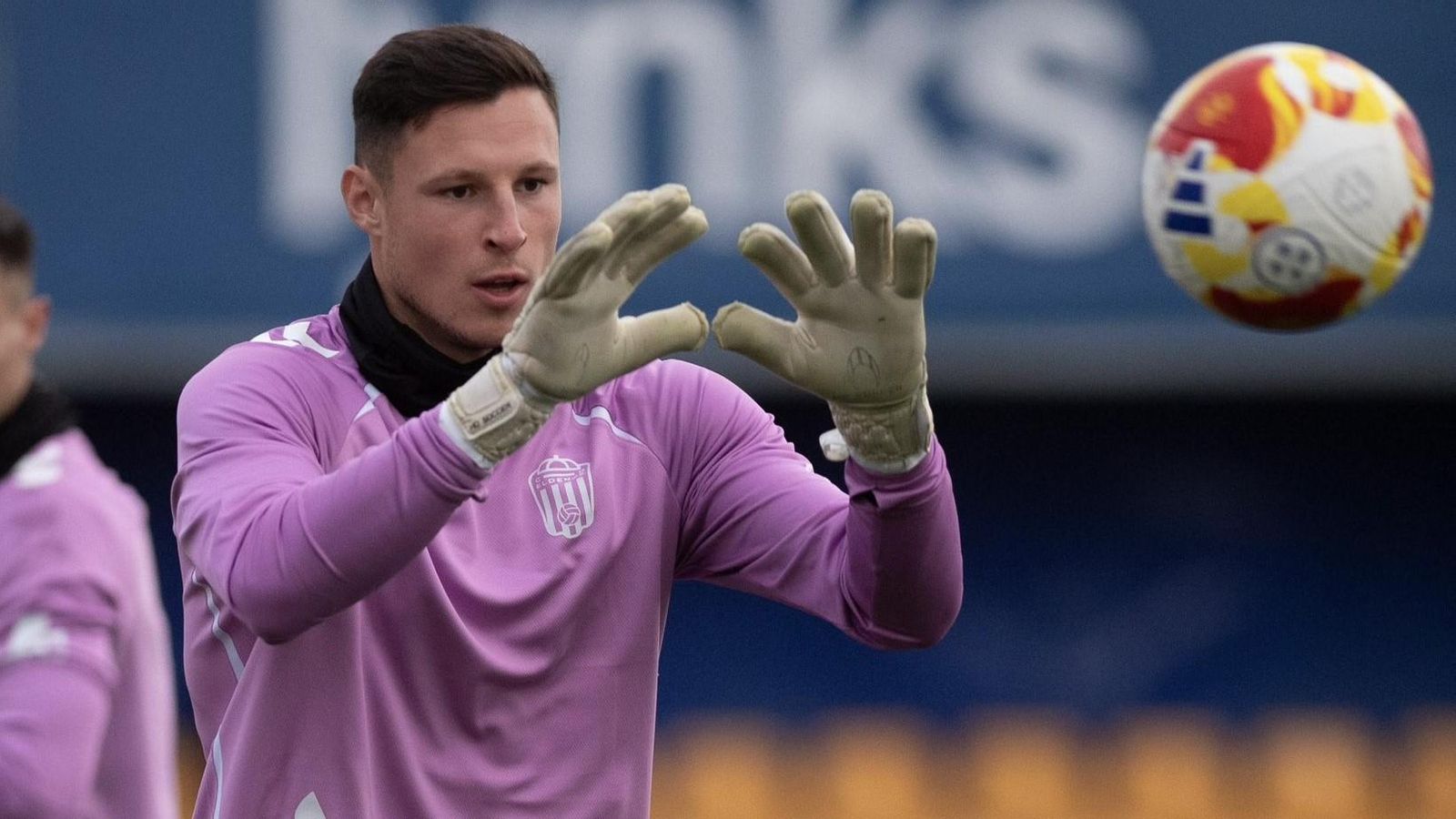 Ramón Vila ataja el balón en el calentamiento previo al Alcorcón - Eldense.