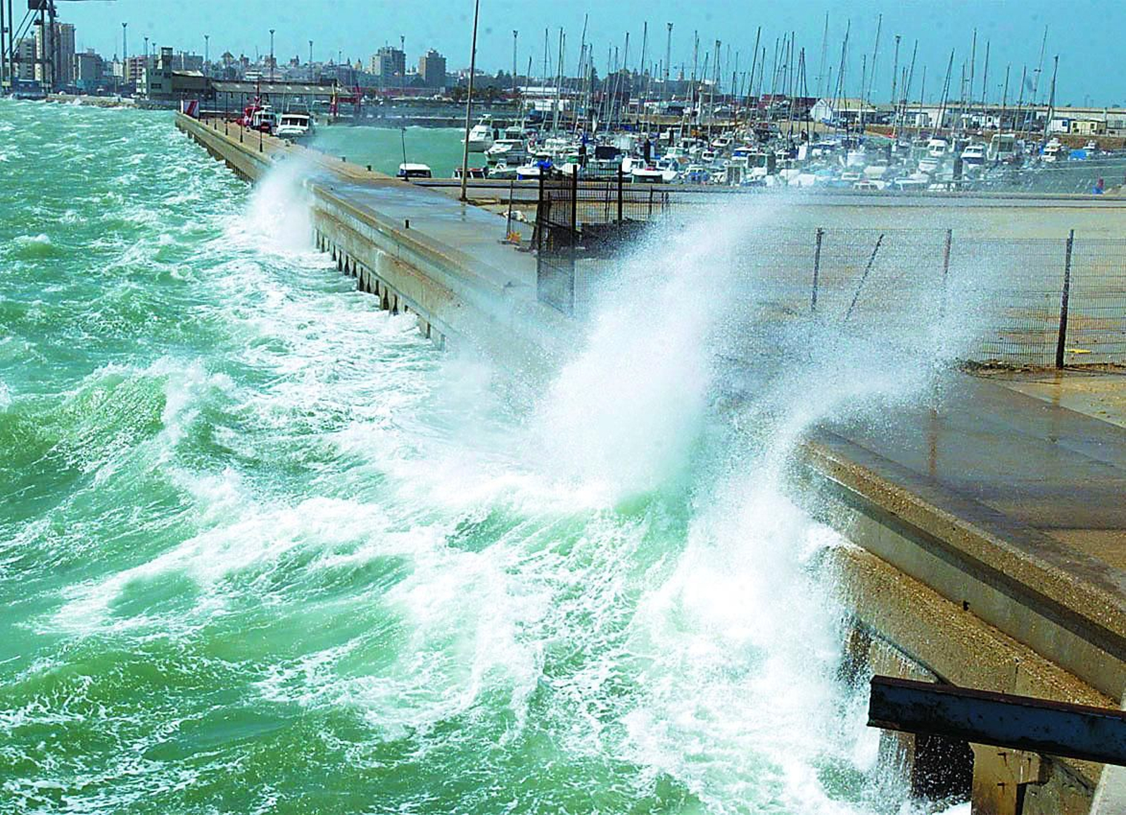 El temporal obliga a extremar la precaución de los buques que planean su entrada en el puerto de Cádiz