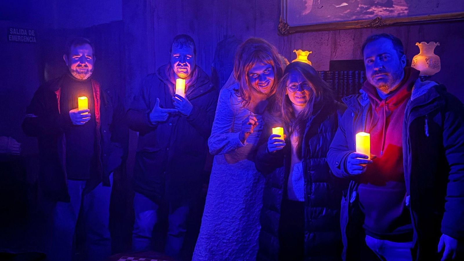 Un grupo de intrépidos participantes dentro de la Mansión Raven's.