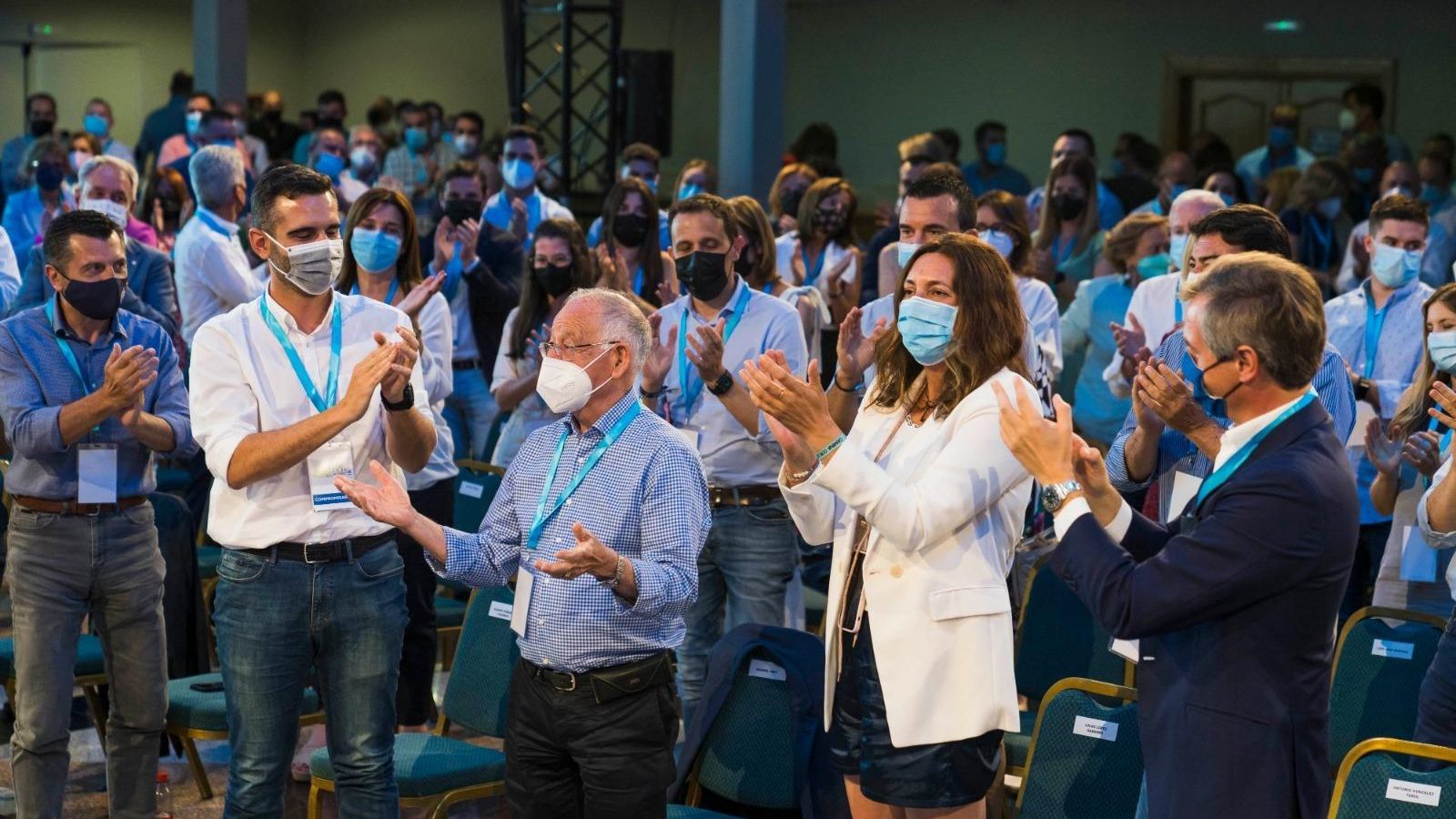 El plenario aplaudió a un Gabriel Amat visiblemente emocionado en su despedida