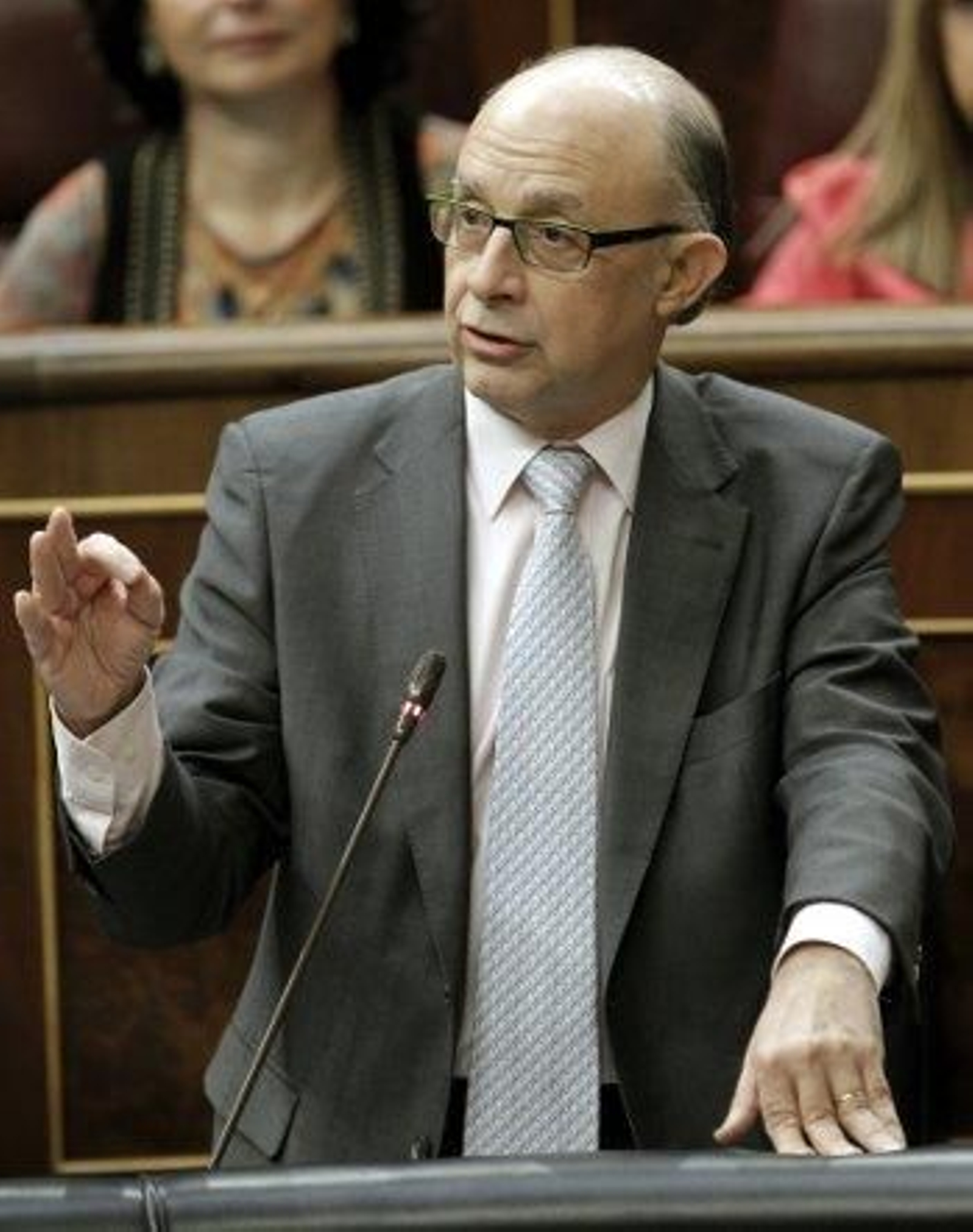 Montoro subraya que el Gobierno trabaja para corregir el déficit "abultado y oculto" que dejó el PSOE
