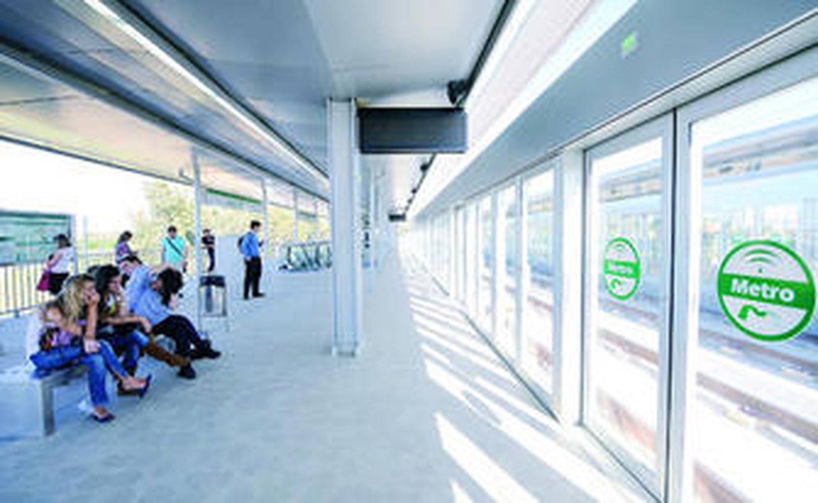 Estudiantes esperan la llegada de la línea 1 en la estación de la Pablo de Olavide, atendida sólo por uno de cada dos trenes.