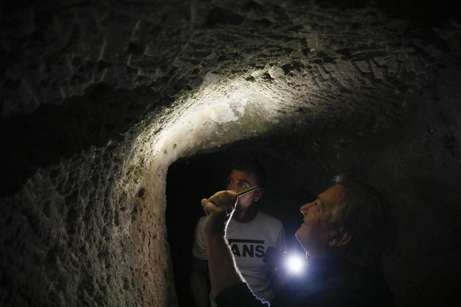 Imágenes de los refugios de la guerra civil descubierto en el barrio de Las Trincheras