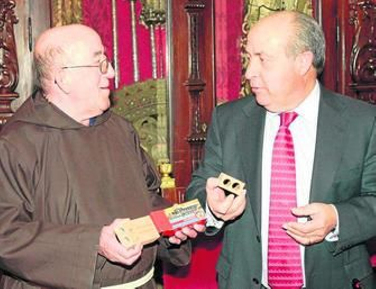 El alcalde compró ayer un ladrillo al fraile Antonio Márquez, presidente de la Fundación.