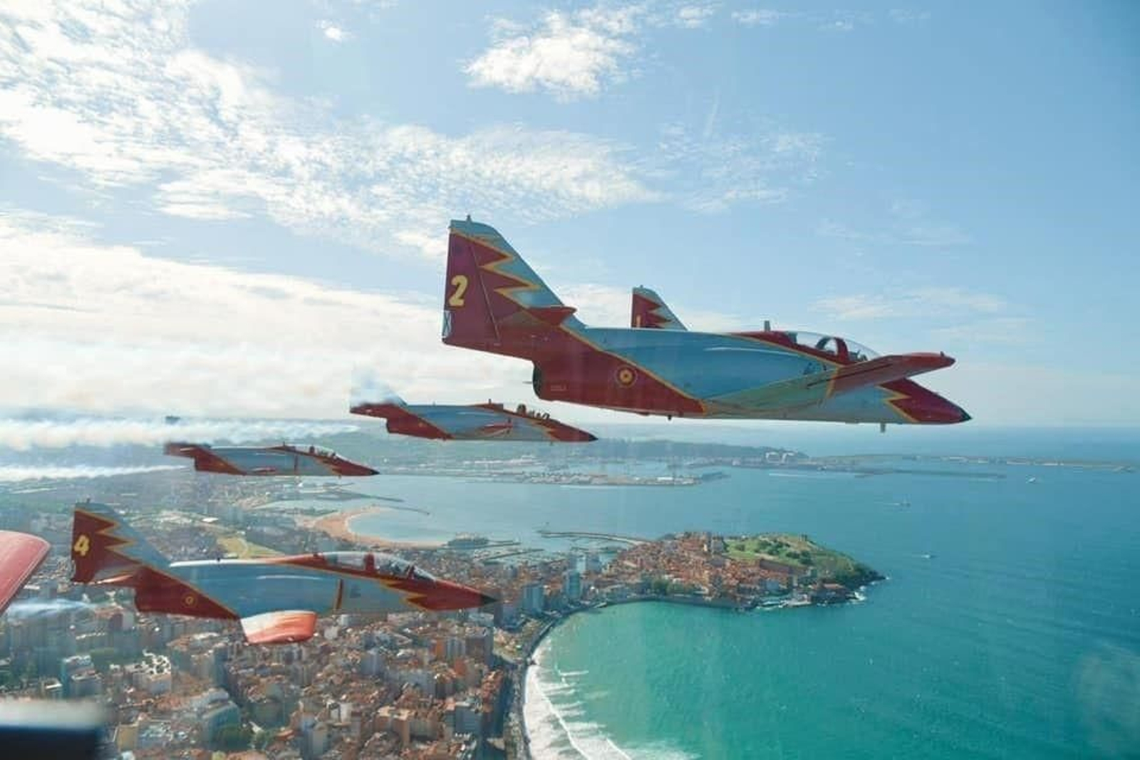 Espectaculares fotos de las acrobacias de la Patrulla Águila: cuatro décadas surcando los cielos