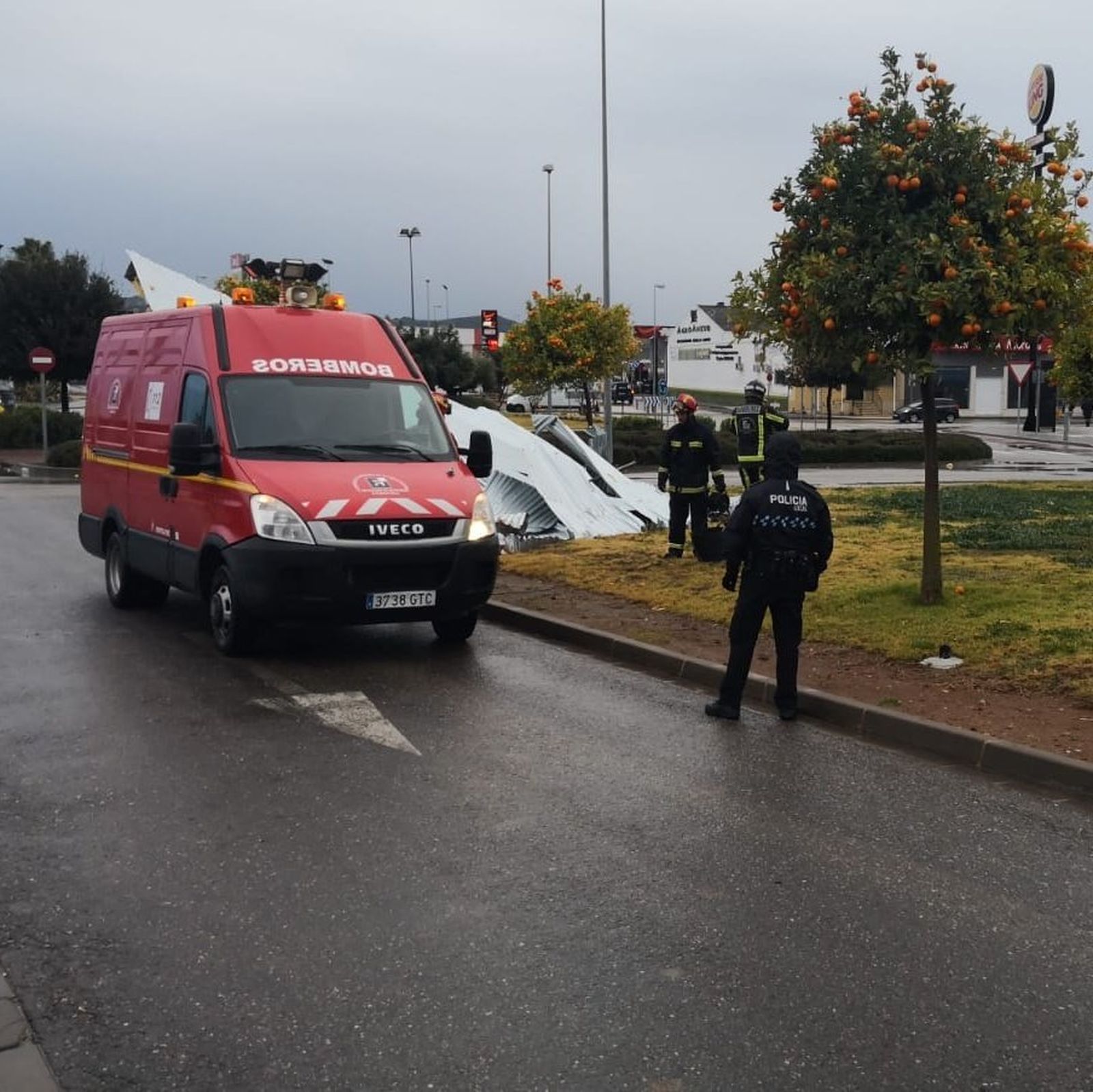 Los bomberos de Puente Genil en el lugar de los hechos