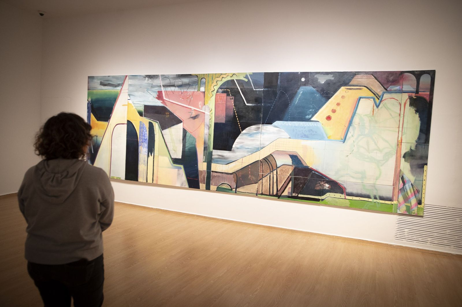 Una visitante contempla una muestra 'Subir a la nube. El cielo está pixelado'.