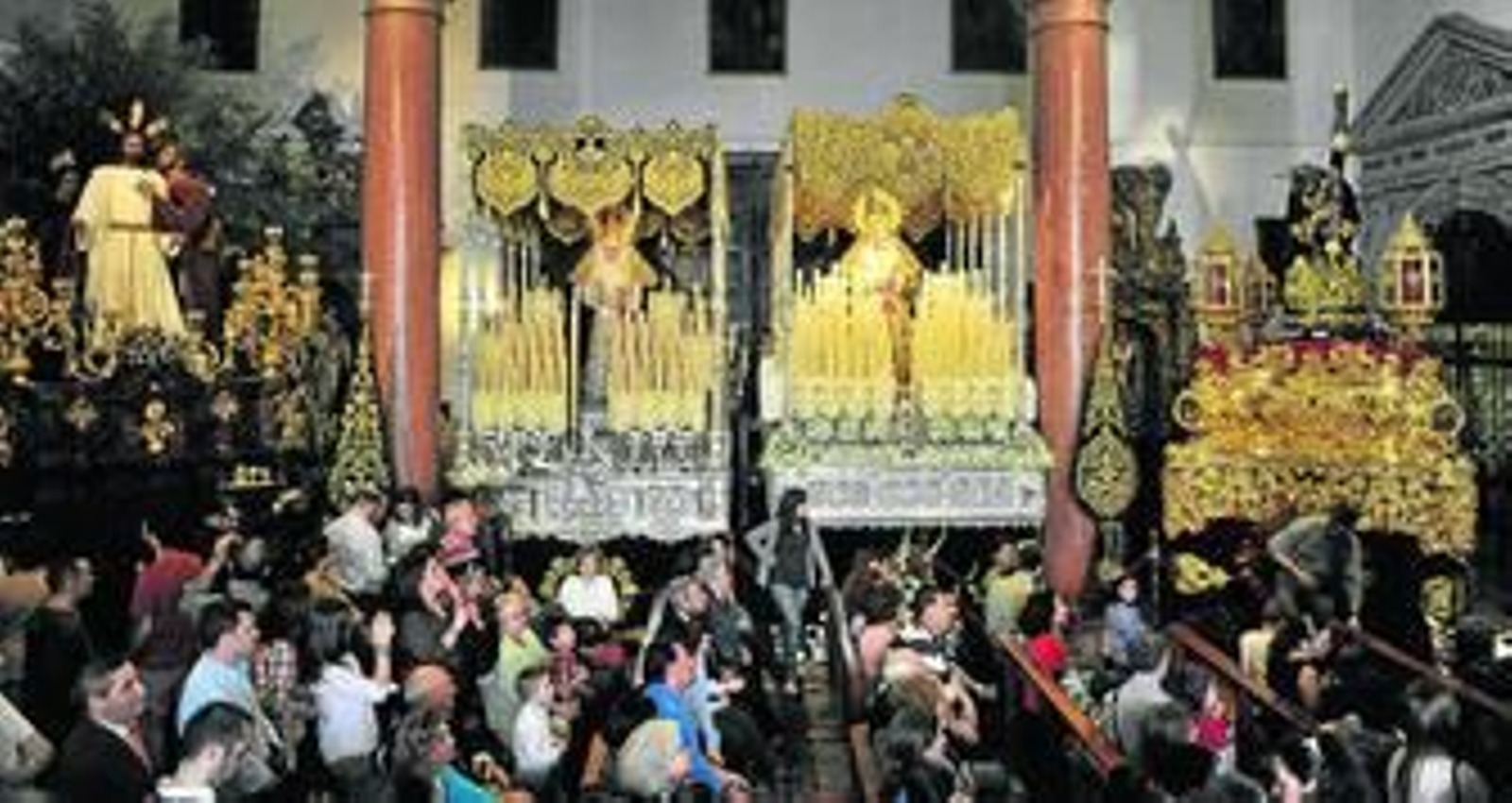 Los pasos de la cofradía de San Roque en la iglesia de Santiago, junto a los de la Redención.