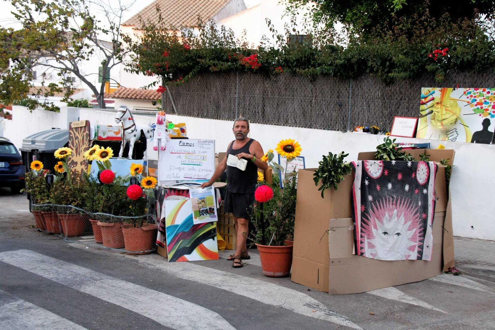 El vecino de la urbanización El Manantial, junto a la isleta con la que reivindicaba el reciclaje.