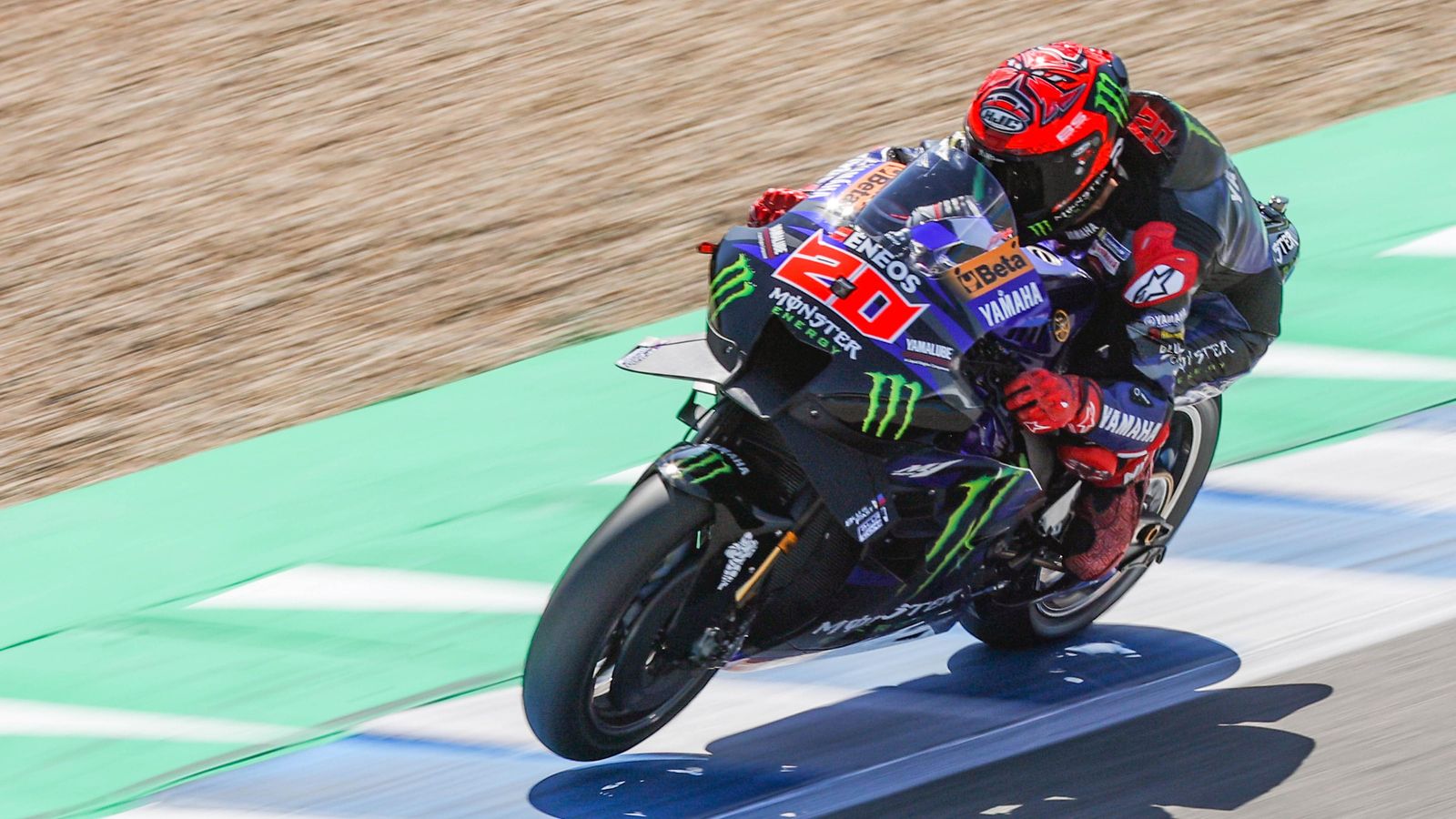 Fabio Quartararo, saliendo de la última curva y enfilando la recta de meta. Fabio Quartararo, saliendo de la última curva y enfilando la recta de meta.