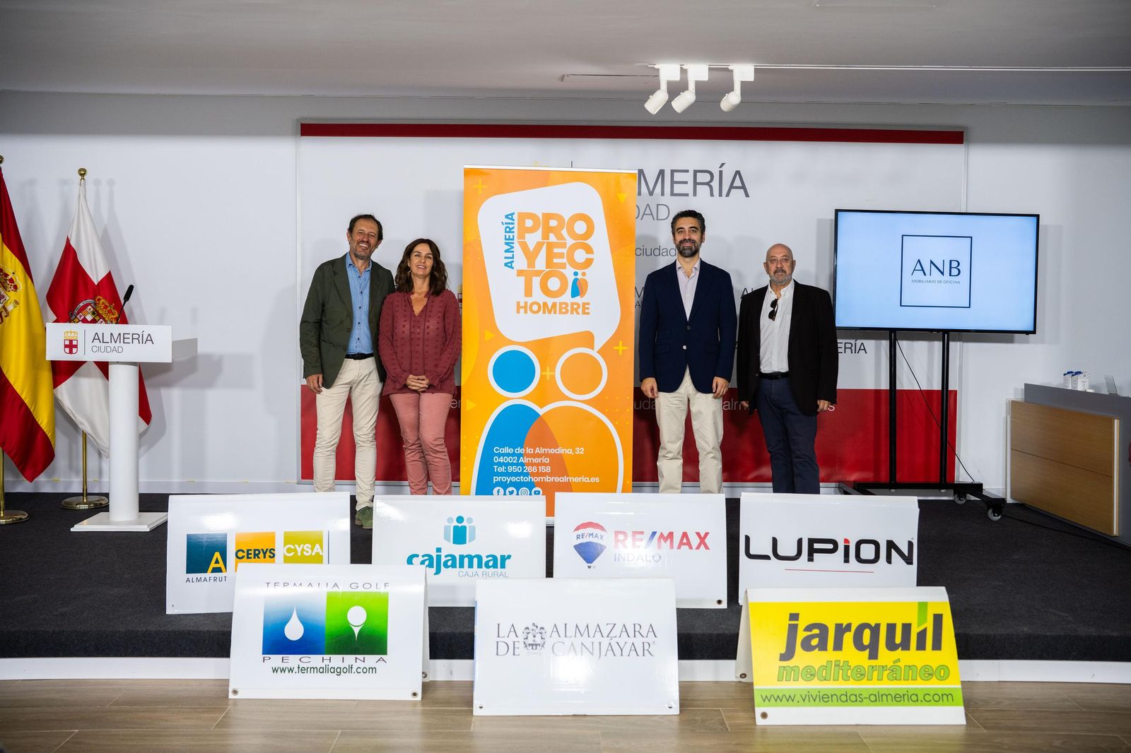 Foto de familia durante la presentación del XX Torneo de Golf a beneficio de ‘Proyecto Hombre’.