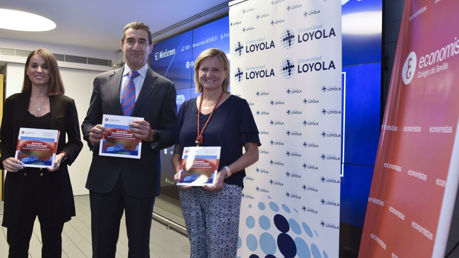 María del Carmen Delgado (profesora de la  Loyola y directora del informe), Francisco Tanto (presidente del Colegio de Economistas de Sevilla) y María del Pópula Pablo (presidenta de la Comisión de Estudios del Colegio).
