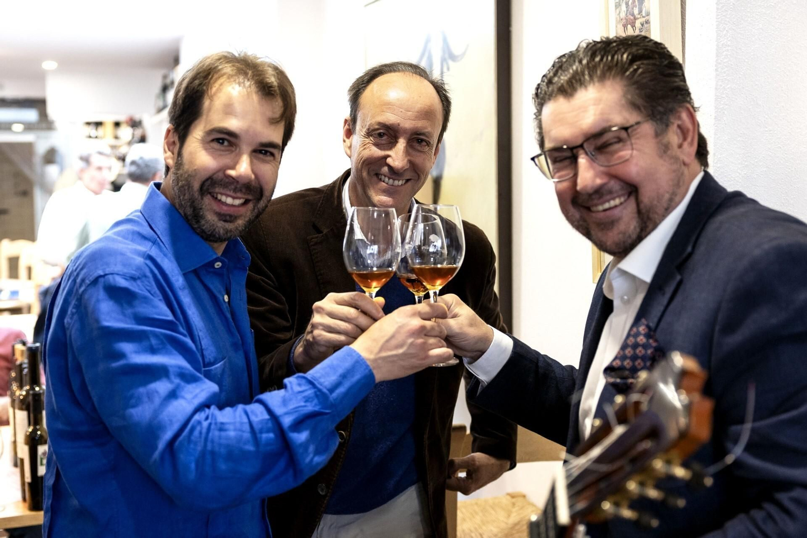 Brindis entre el restaurador Sergio Nieto, el bodeguero Juan Manuel Hidalgo y el guitarrista Antonio Higuero.