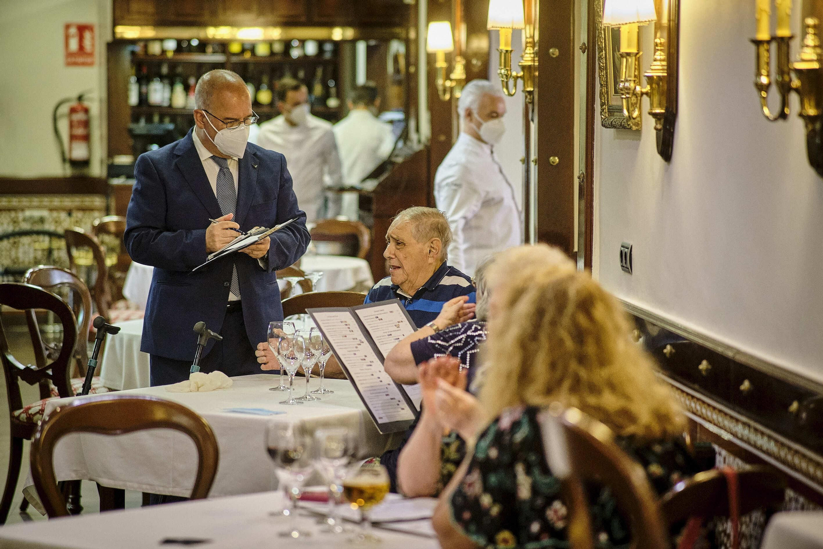 Paco Marente, uno de los maîtres de El Faro, toma la comanda en una de las primeras mesas ocupadas el día de la reapertura