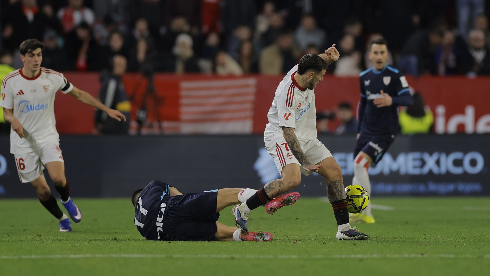 Juanlu, que terminó como capitán, e Isaac, durante el partido contra el Athletic.