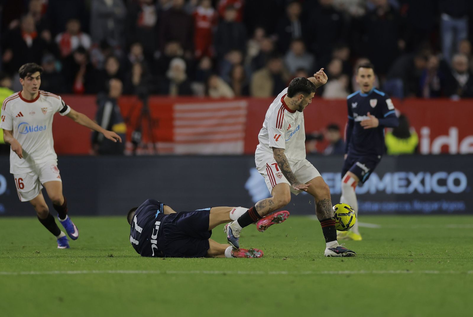 Juanlu, que terminó como capitán, e Isaac, durante el partido contra el Athletic.