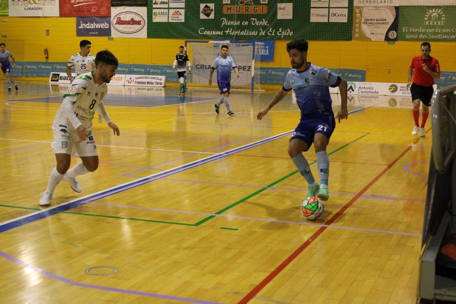 El celeste Beto se frena ante la presión del jugador del UMA Antequera Davilillo en el último partido.