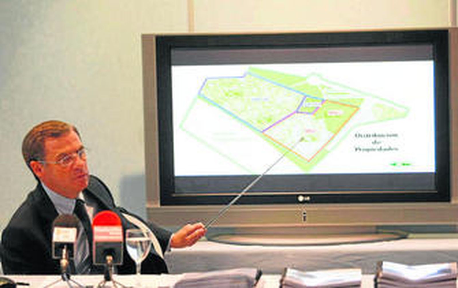 Ramón Marrero, explicando los pormenores del desarrollo urbanístico previsto en Bahía Blanca en octubre de 2007.