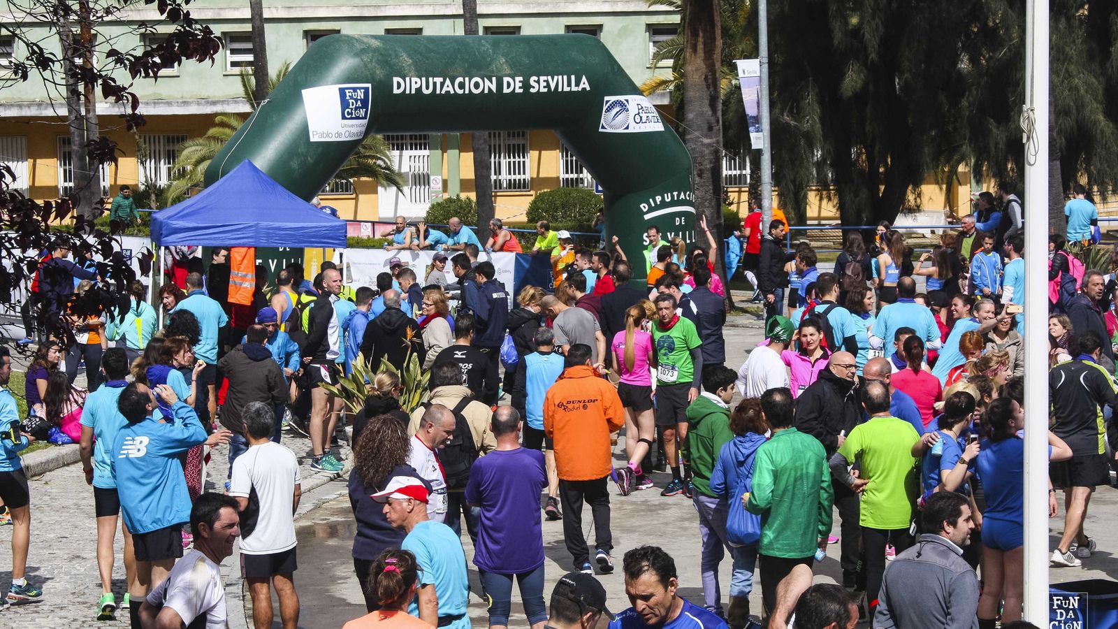 Ambiente en el campus de la UPO tras la carrera.