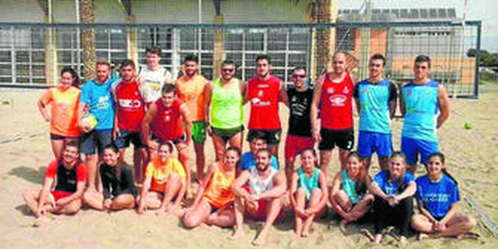 Grupo de participantes en el Ttrofeo Rector de voley playa que se disputó con mucha deportividad este fin de semana.