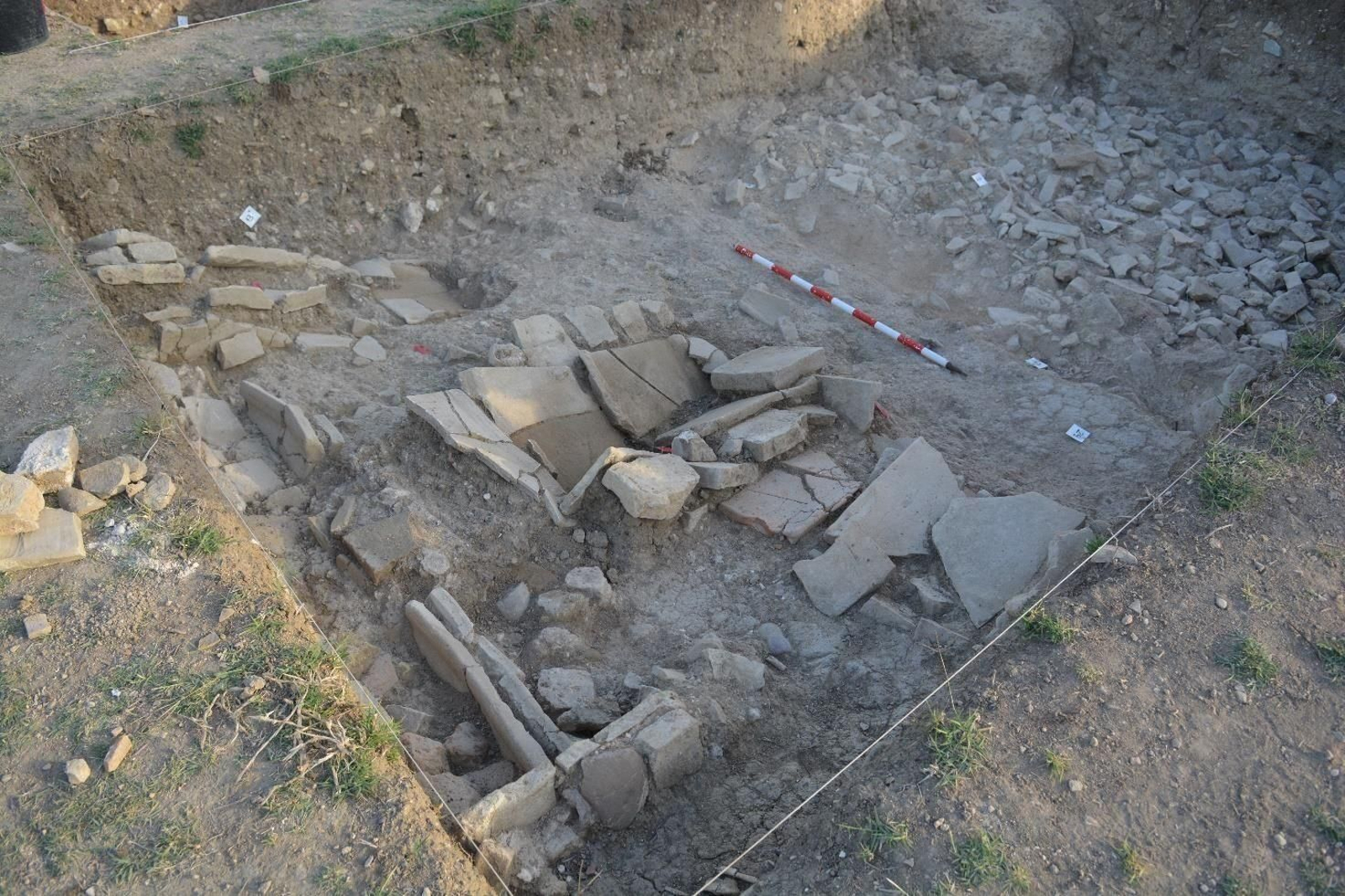 Zona de la necrópolis excavada junto a los vestigios de la muralla tardoantigua de Itálica.