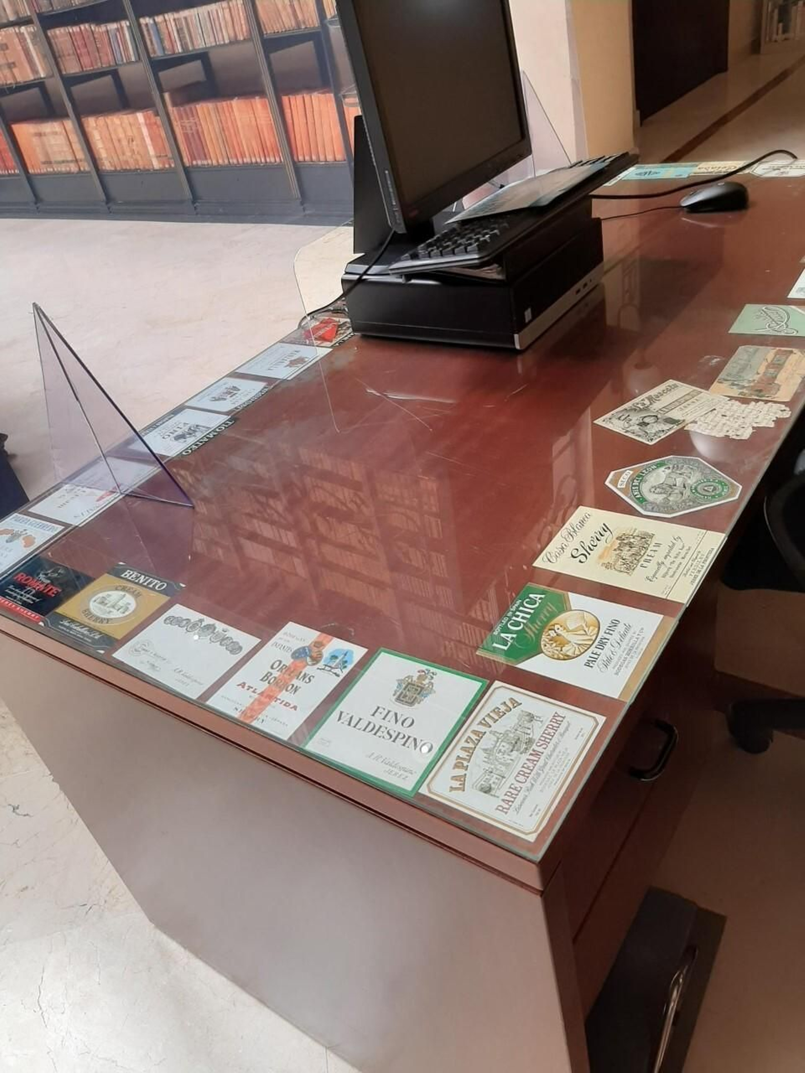 Las etiquetas dan la bienvenida a los usuarios del Archivo Municipal de Jerez.