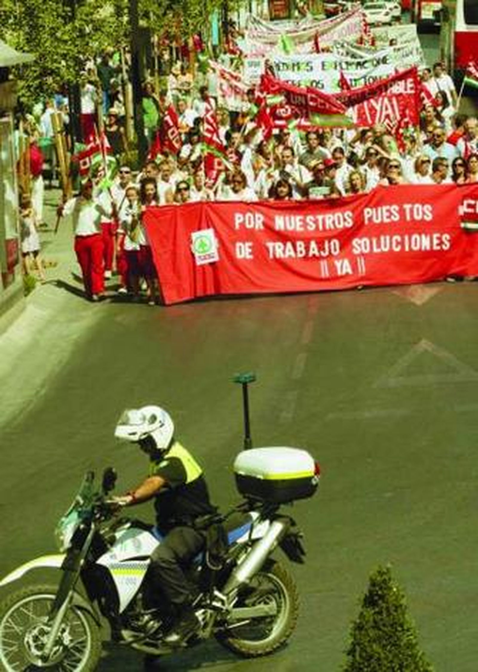 En sus pancartas, los manifestantes piden "explicaciones".