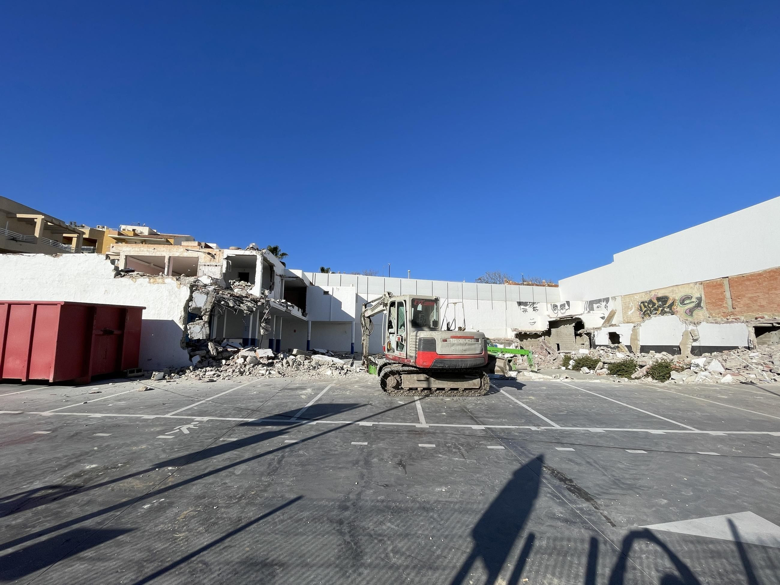 Las imágenes de la demolición del cine Tenis de Garrucha