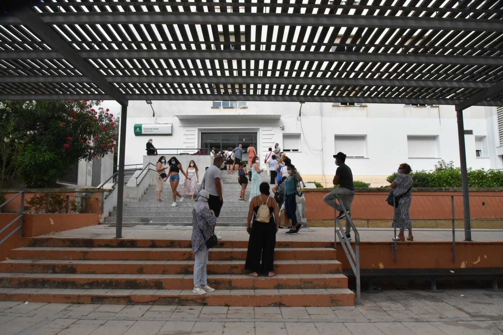 Usuarios esperan su turno ante el Centro de Salud Algeciras Centro, este lunes.
