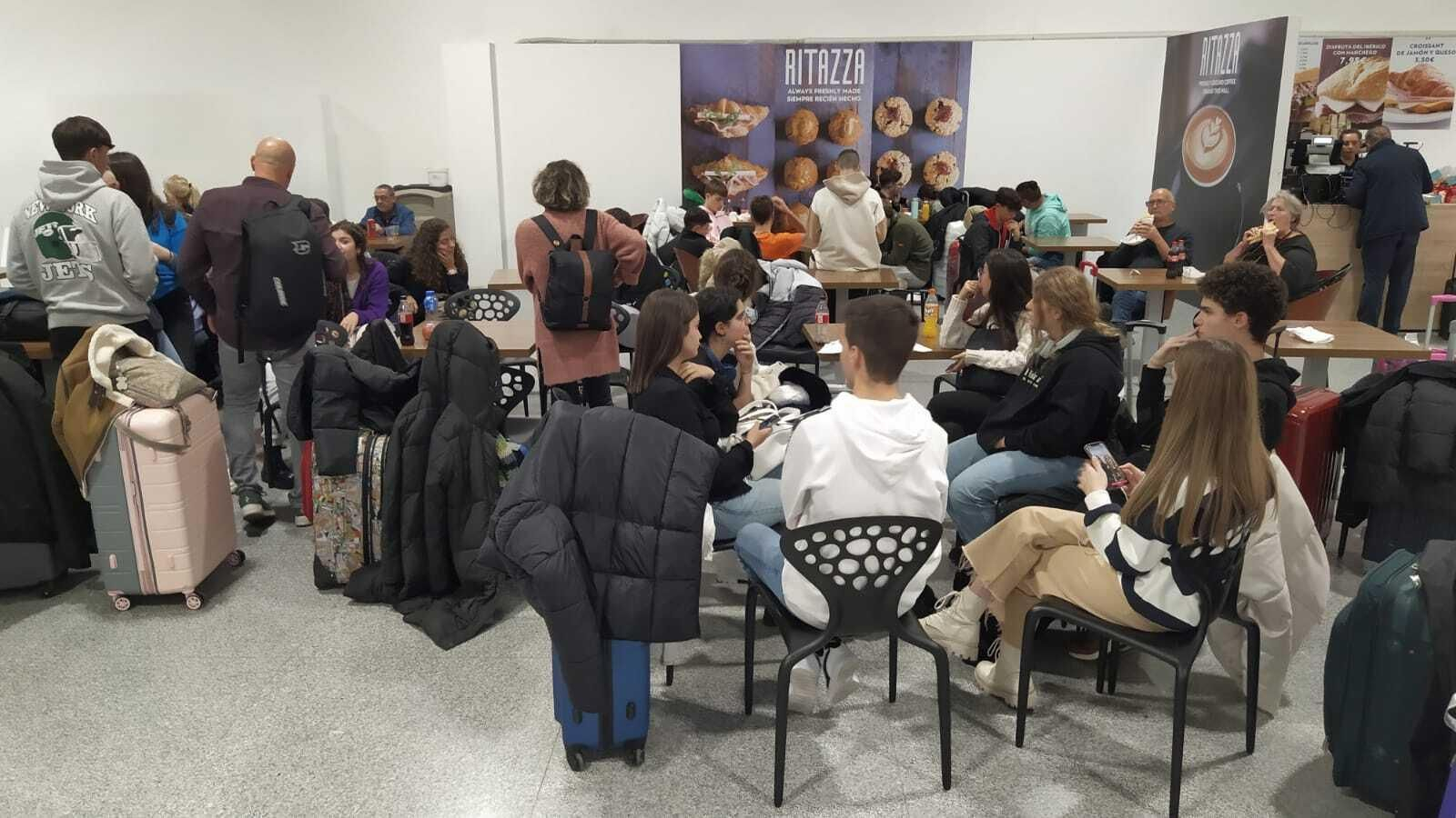 Alumnos de Aljaraque esperan desesperados en la terminal a que llegue el autobús con destino a Madrid