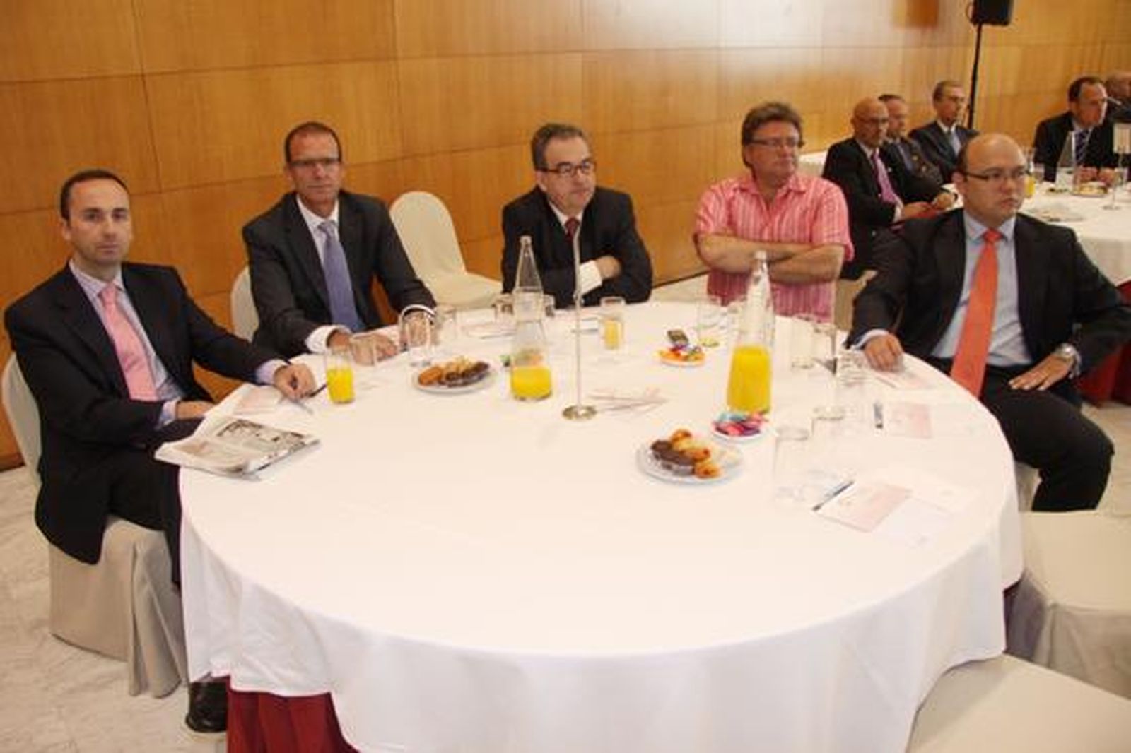 En la imagen Javier Núñez,Fernando Fernández,Salvador Ruíz,Pedro Medina,Rafale Gil, durante el Foro Joly Andalucía celebrado en Málaga con el ministro de Educación.

Foto: migue fernandez