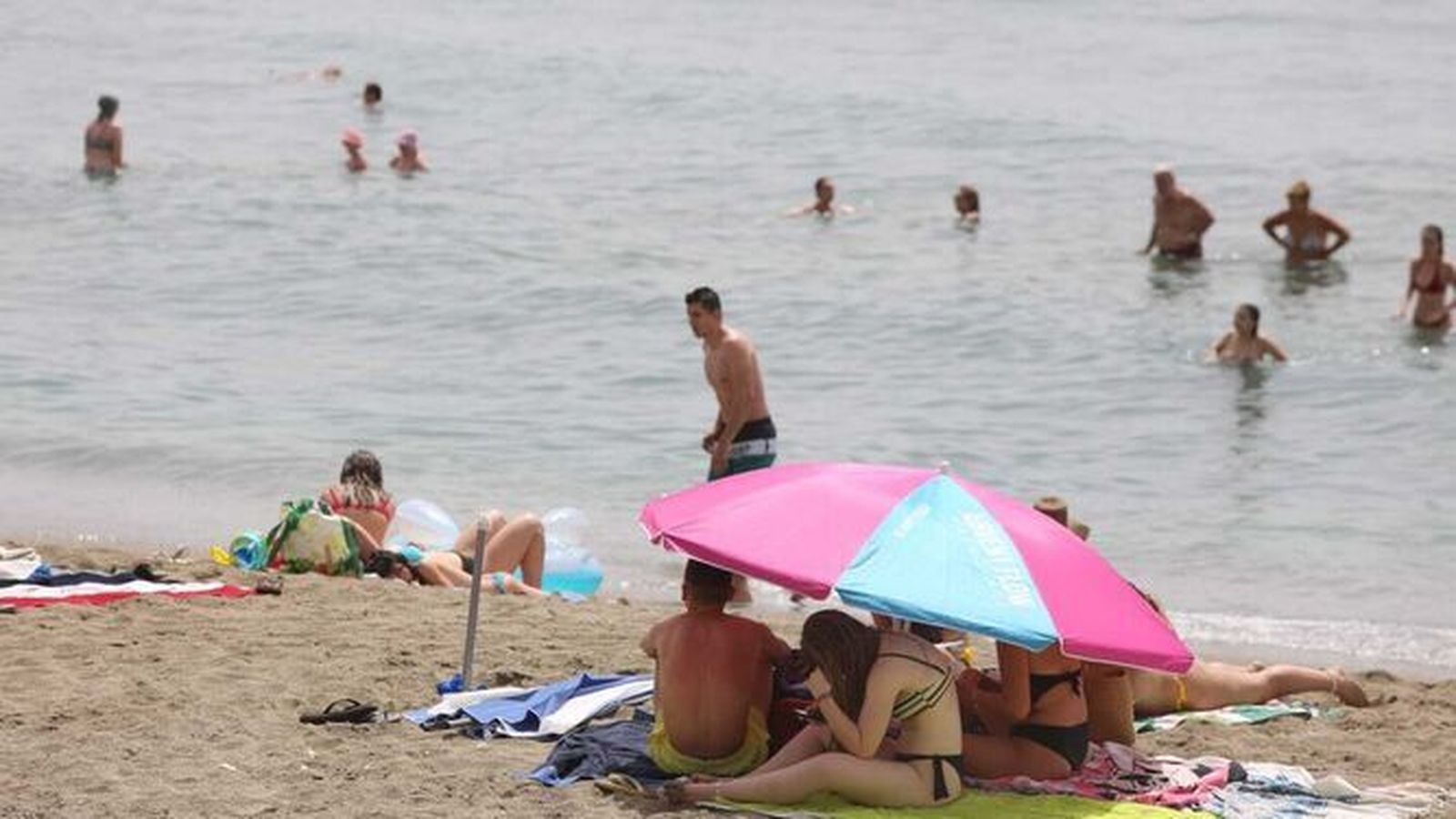 Bañistas mitigando el calor en la playa.