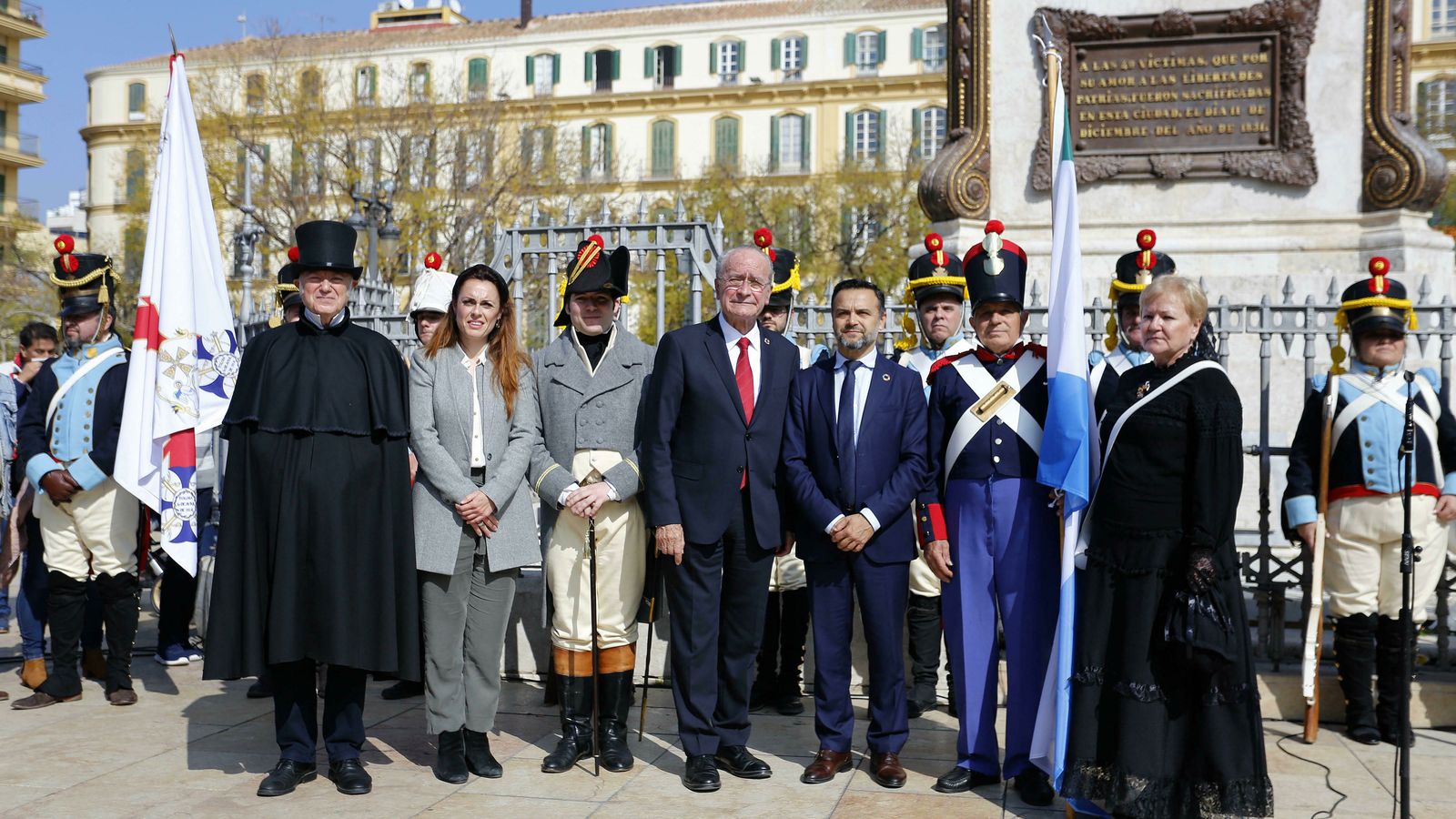 Los alcaldes De la Torre y Toajas junto a las asociaciones históricas responsables del acto.
