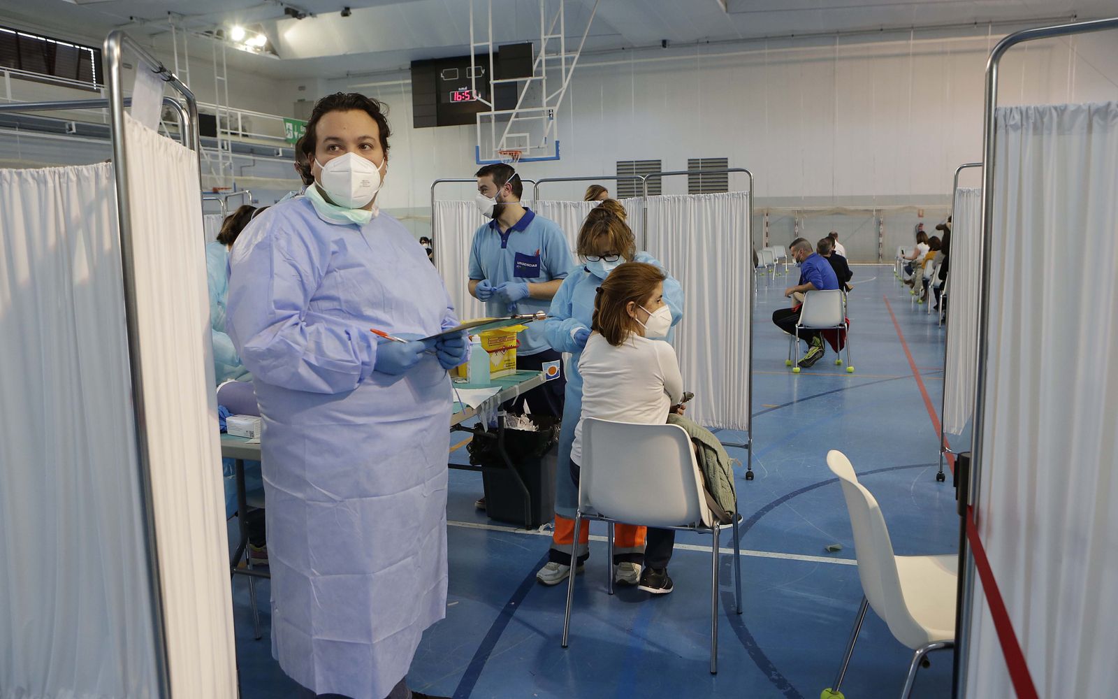 Vacunación de profesores en el pabellón deportivo del SADUS