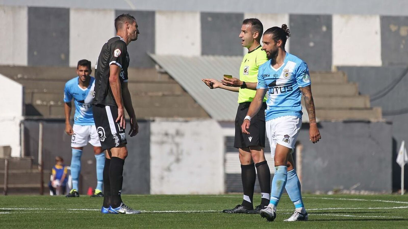 Cid Camacho da explicaciones a un jugador visitante en el Balona-Sanluqueño de octubre de 2020