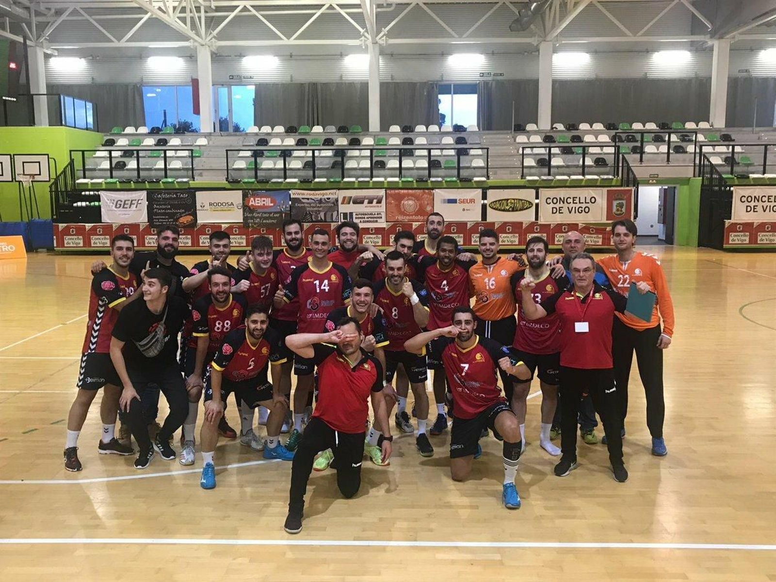 Los integrantes del Cajasur Córdoba BM celebran su victoria y ascenso a División de Honor Plata.