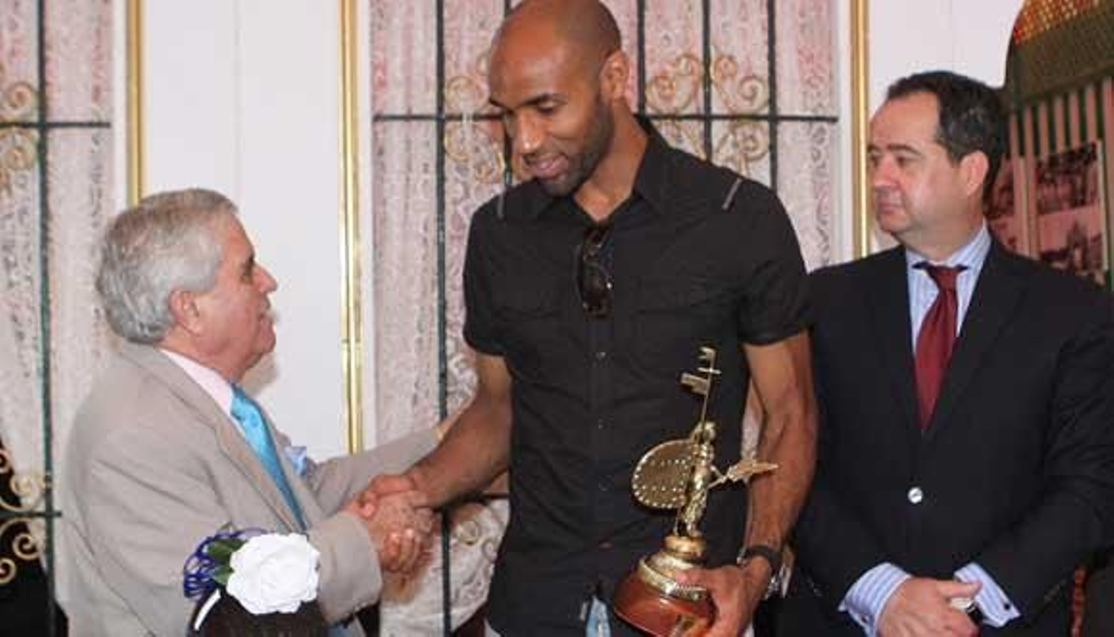 Kanoute quiere "terminar a tope" su etapa en el Sevilla