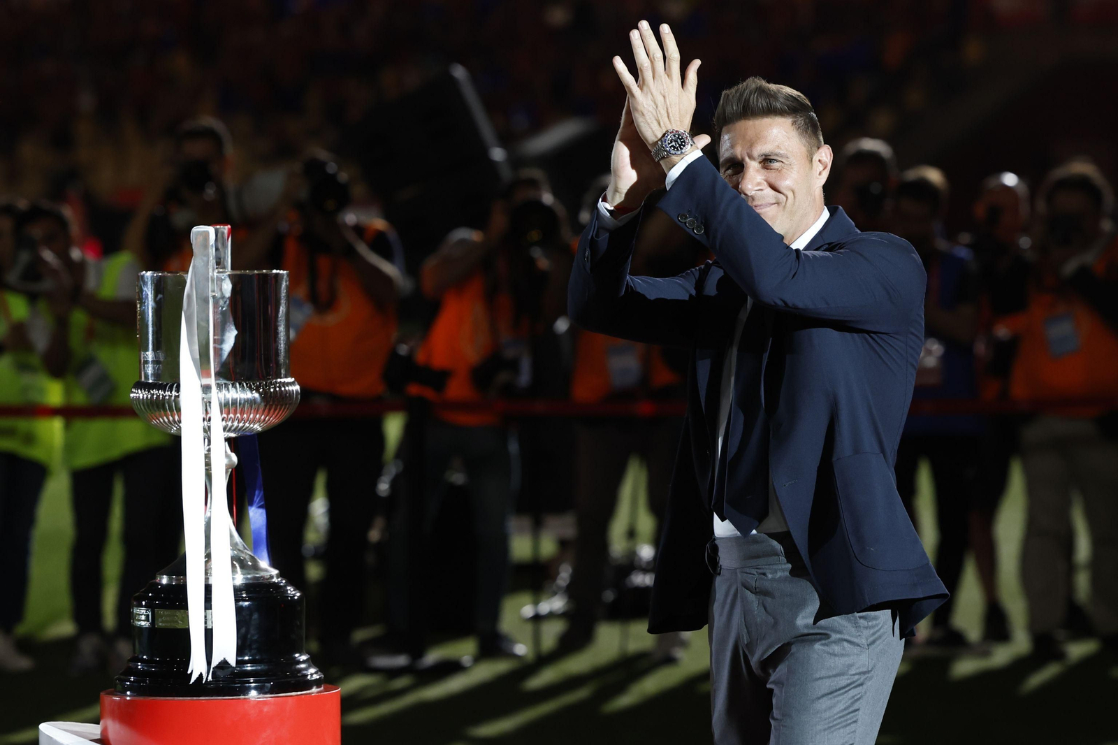 Joaquín agradece a los aficionados de la final de Copa la ovación recibida.