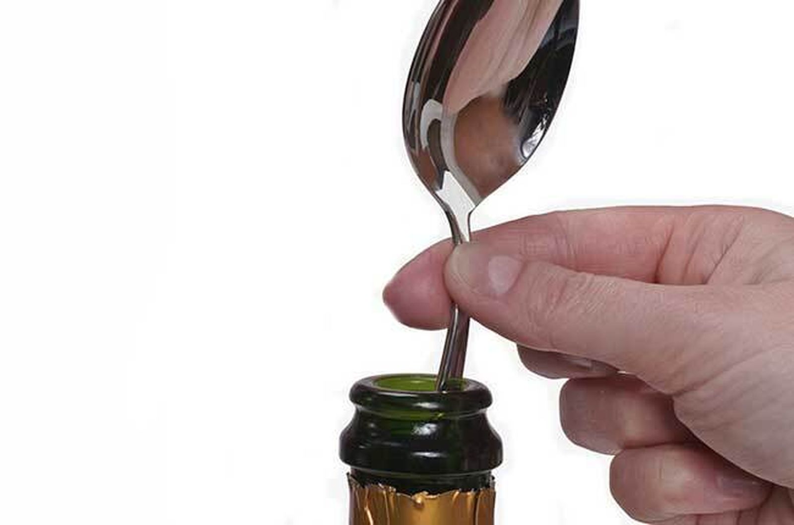 Poner una cucharita no evita la pérdida del gas.