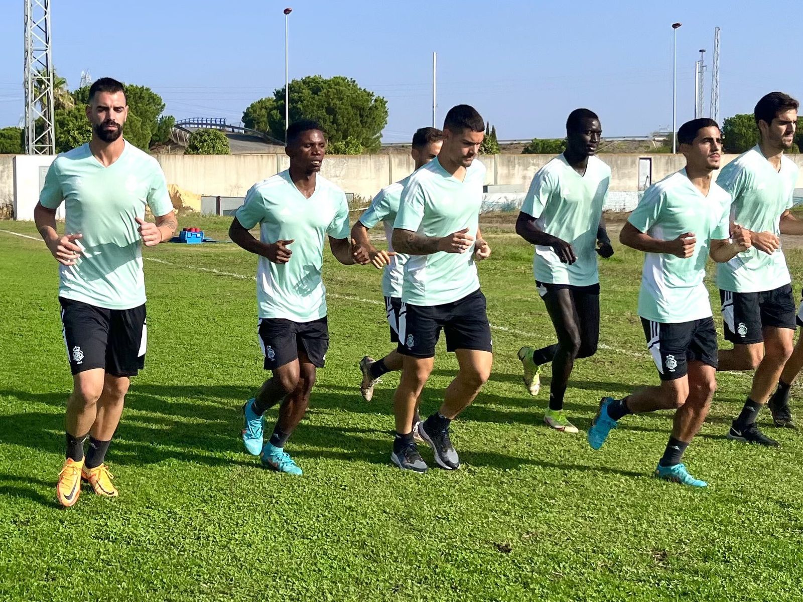 Juan Delgado ya trabaja con el grupo, dejando atrás su lesión.