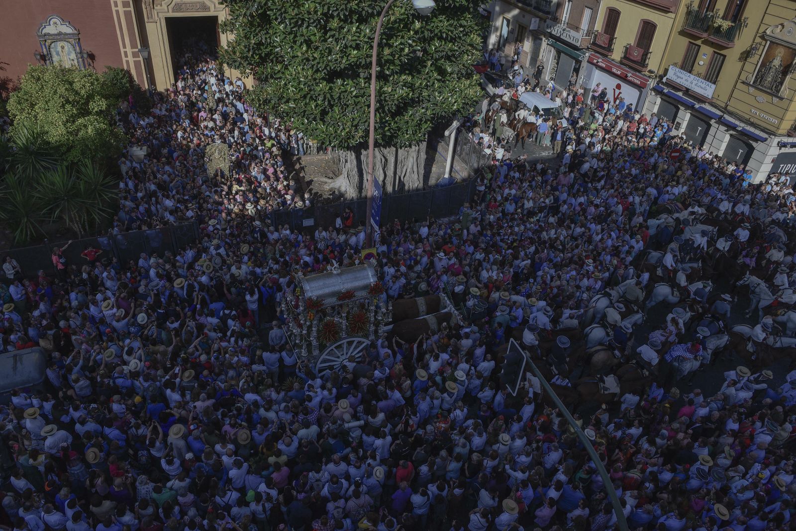 La salida de la Hermandad del Rocío de Triana, en imágenes