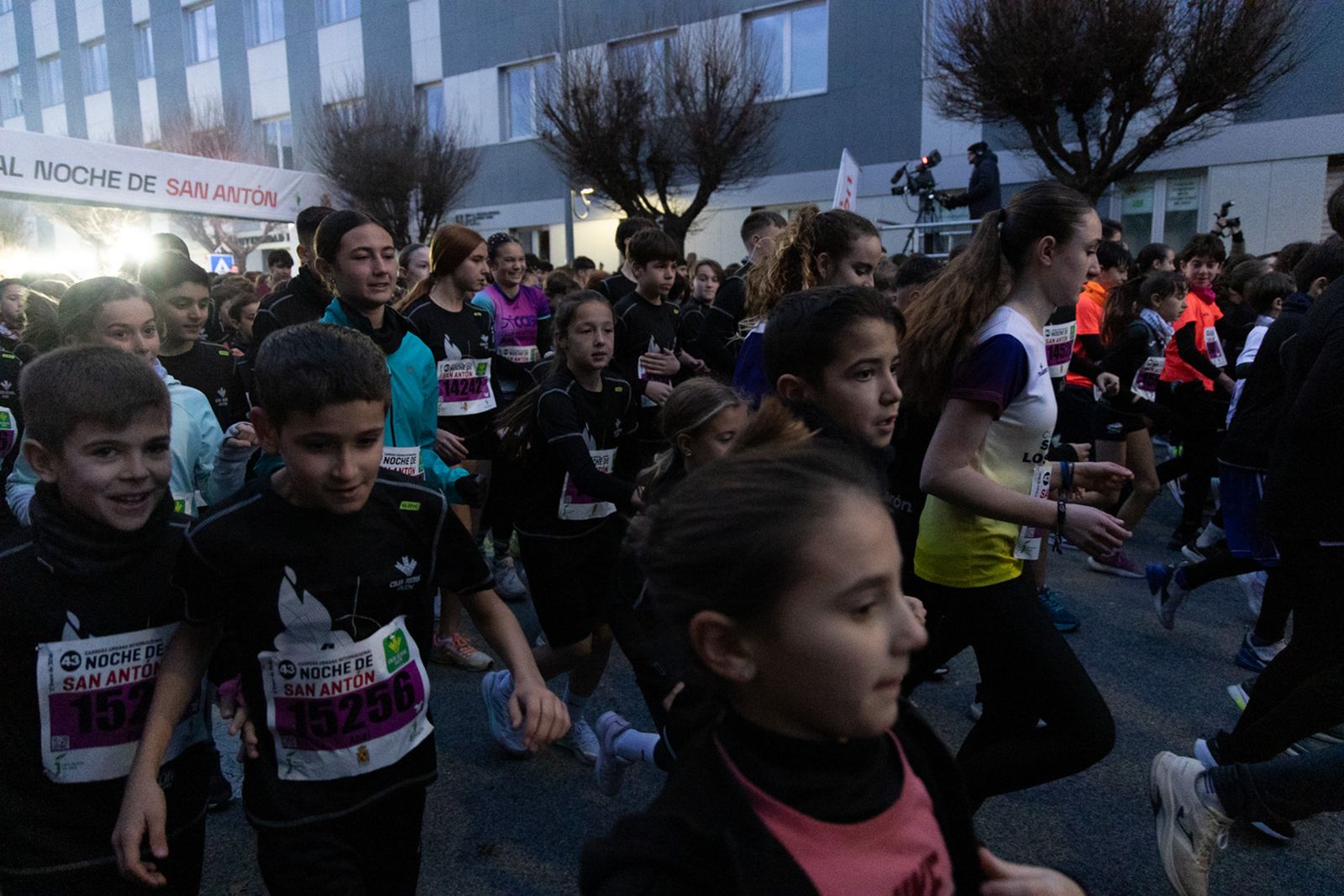 En imágenes: 2.000 atletas brillan con luz propia en la infantil de la Carrera de San Antón 2026