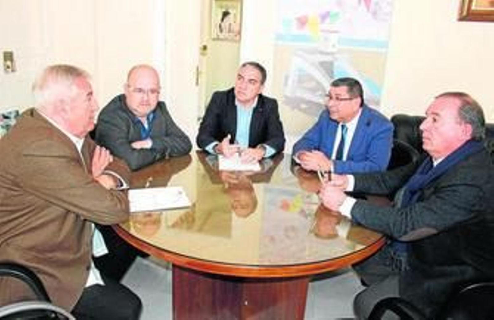 Un momento de la reunión entre varios representantes políticos, ayer en Torre del Mar.