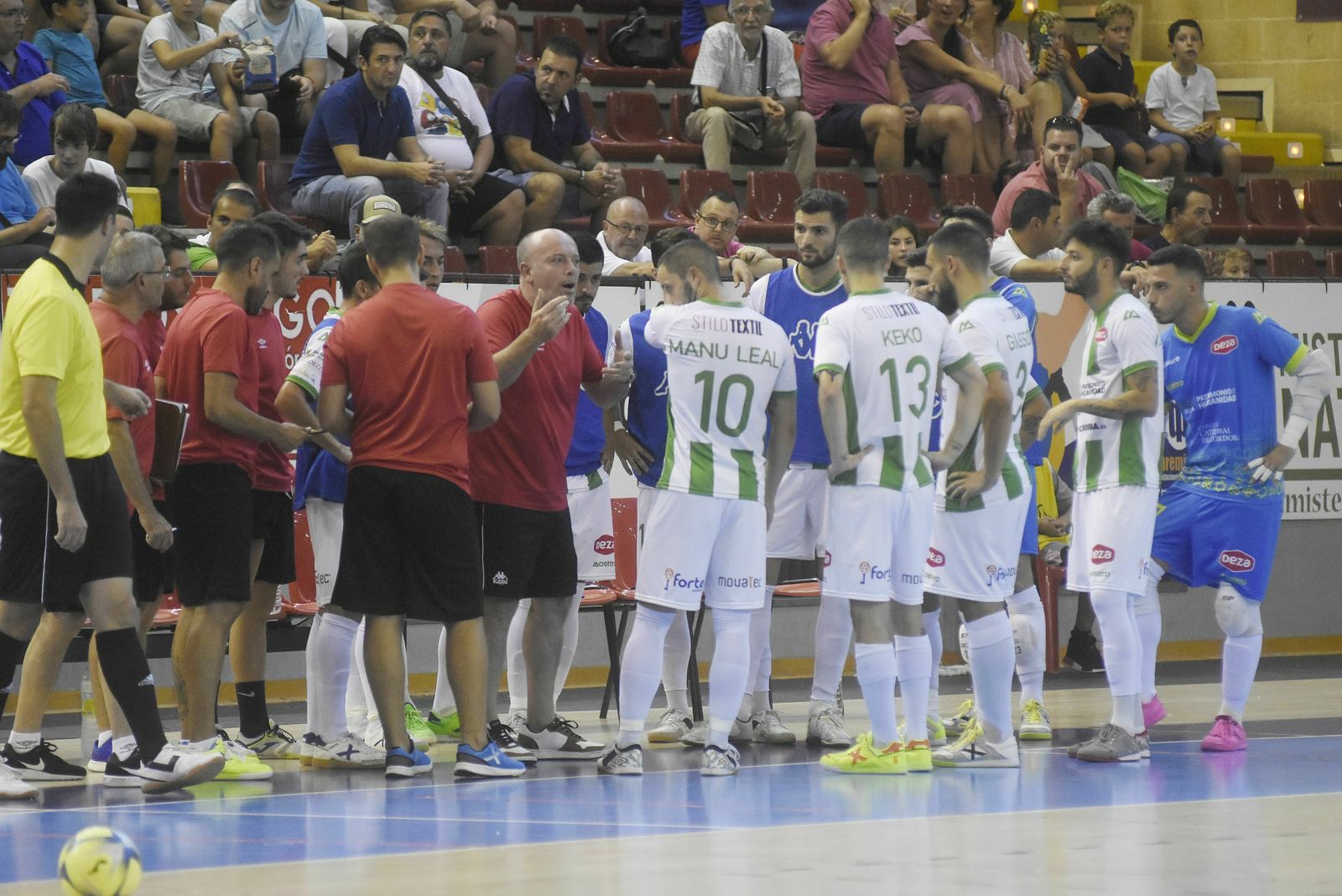 Macario da instrucciones a sus jugadores durante un tiempo muerto.