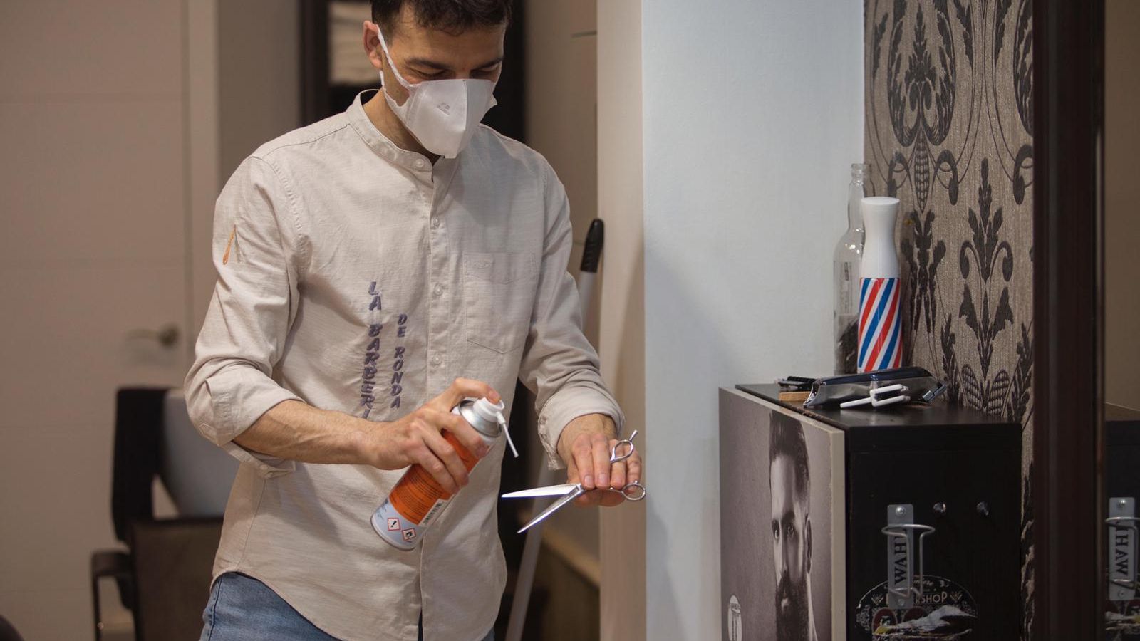 Pedro Porras, ayer, antes de atender a un cliente.