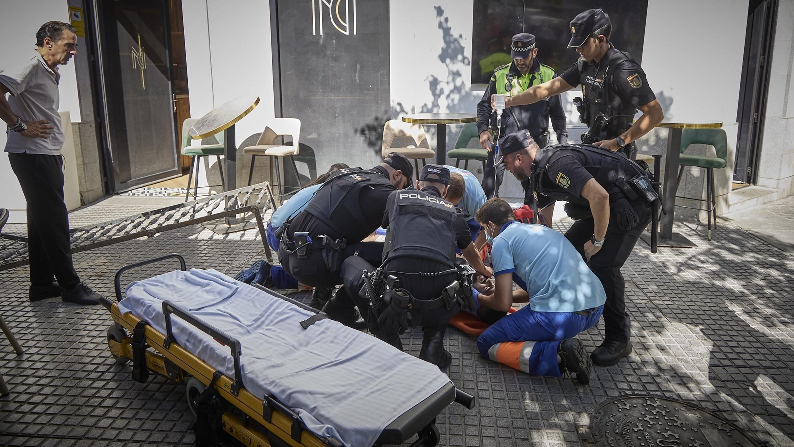 Las imágenes de la caida de un balcón sobre una persona desde una obra en la Plaza de San Juan de Dios