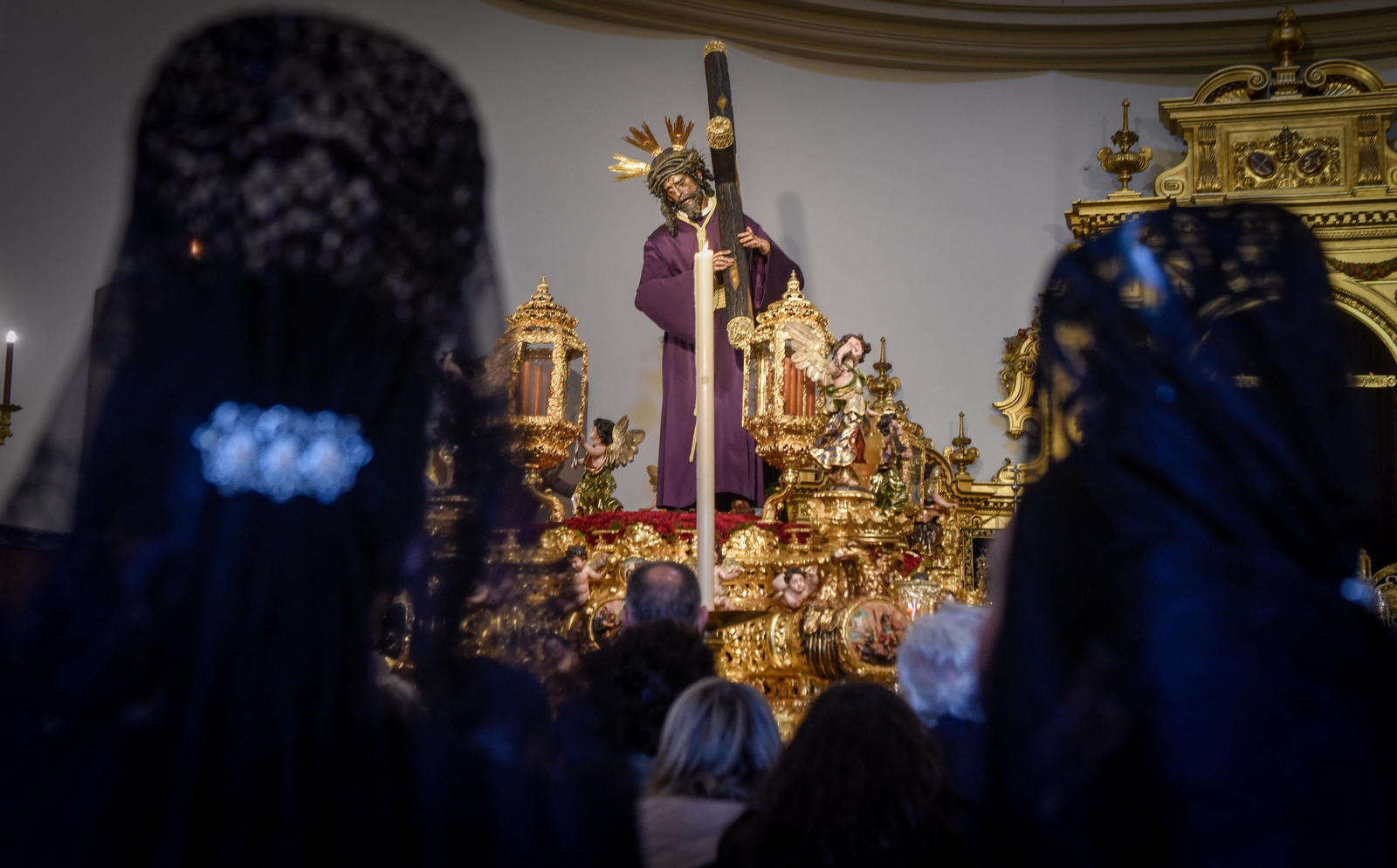 Las imágenes del ambiente en la Macarena y el Gran Poder el Jueves Santo en la Semana Santa de Sevilla 2024