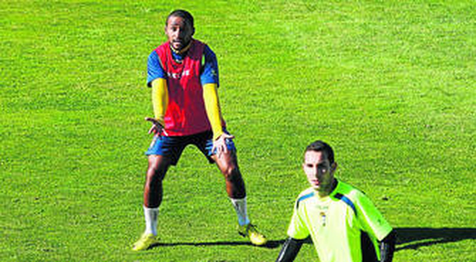 Ikechi, pidiendo el balón en un entrenamiento por detrás de David Ferreiro.