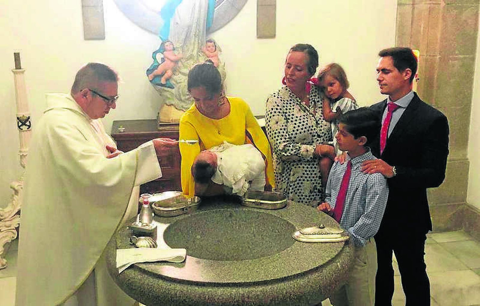 El sacerdote, durante la ceremonia religiosa con Sesé y María Carlier, José Daniel y Rodrigo González-Aller y José Daniel González-Aller Carlier.